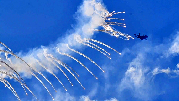 Watching fighter jets release decoy flares over Ho Chi Minh City sky